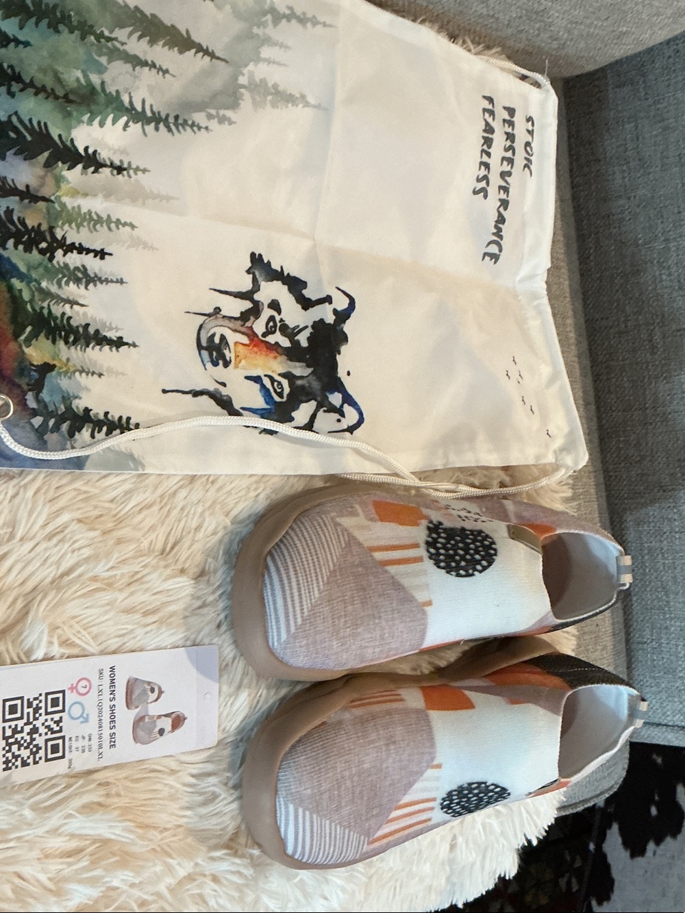 UIN Slip-On art travel shoes in White, Tan and Orange Accent. Lightweight. NWT